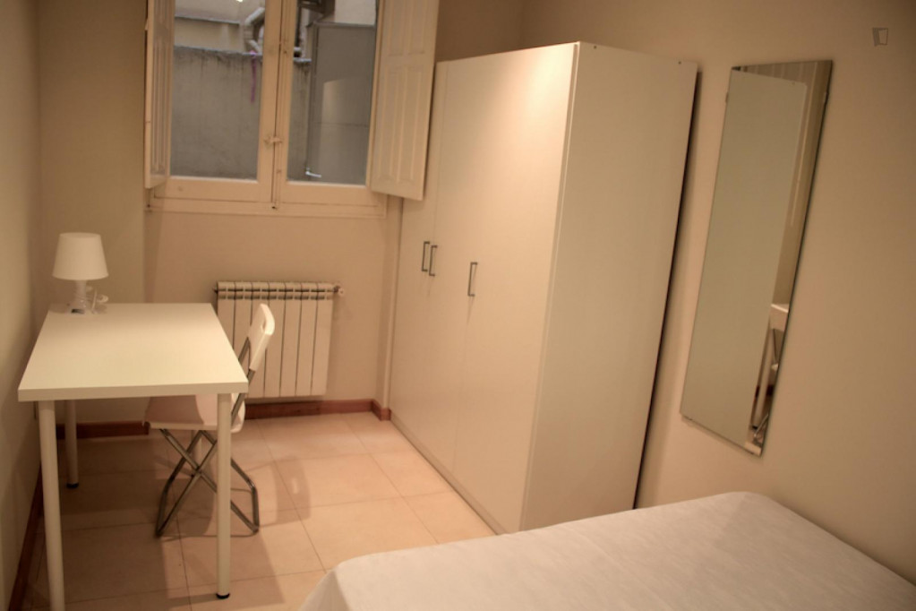 Simple single bedroom in a 4-bedroom flat, in Castellana - Madrid - chambre - ImmoJeune