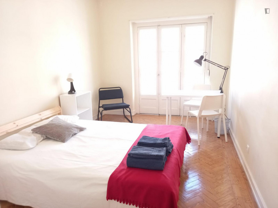 Double bedroom, with balcony, in 3-bedroom apartment - Lisbonne - chambre - ImmoJeune