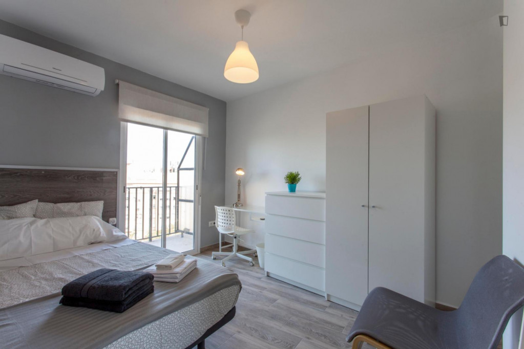 Charming bedroom with a balcony close to Facultat D'Infermeria i Podologia - Valence - chambre - ImmoJeune