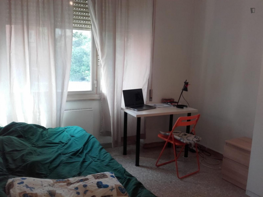 Single bedroom with private fridge in a 6-bedroom flat near Jonio metro station - Rome - chambre - ImmoJeune