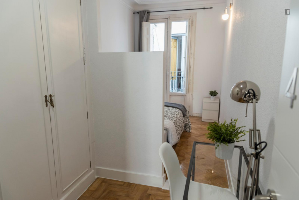Graceful double bedroom with a balcony, near popular Plaza Mayor - Madrid - chambre - ImmoJeune