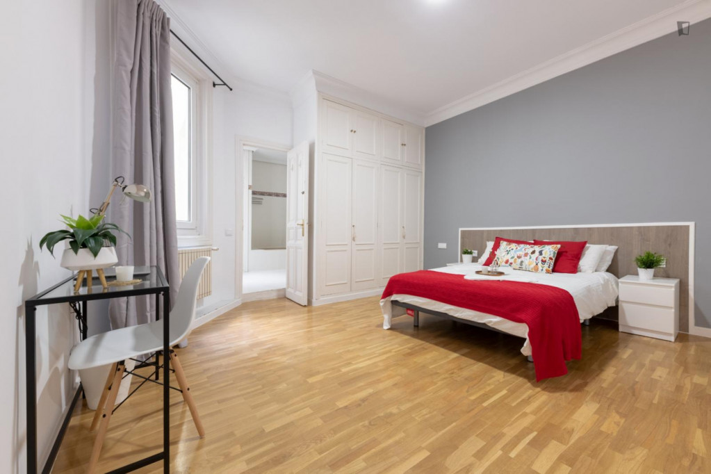 Large double ensuite bedroom in Jeronimos - Madrid - chambre - ImmoJeune