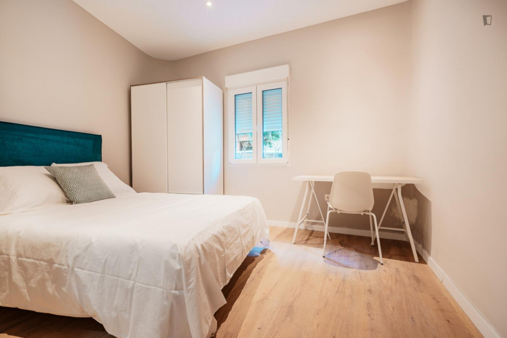 Double bedroom, with private bathroom and balcony, in 5-bedroom apartment - Madrid - chambre - ImmoJeune