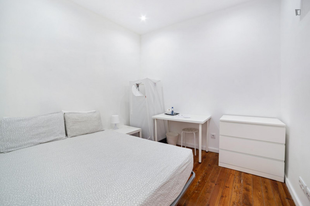 Double bedroom in a 6-bedroom flat, in Anjos - Lisbonne - chambre - ImmoJeune
