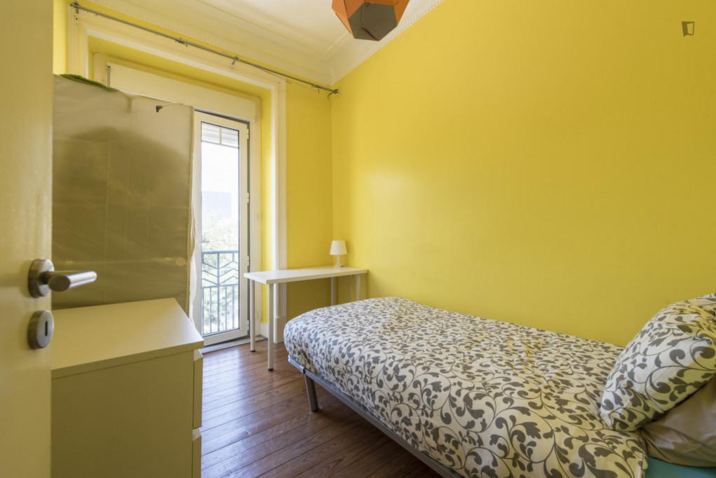 Single bedroom in a 6-bedroom flat next to Instituto Superior Técnico - Lisbonne - chambre - ImmoJeune