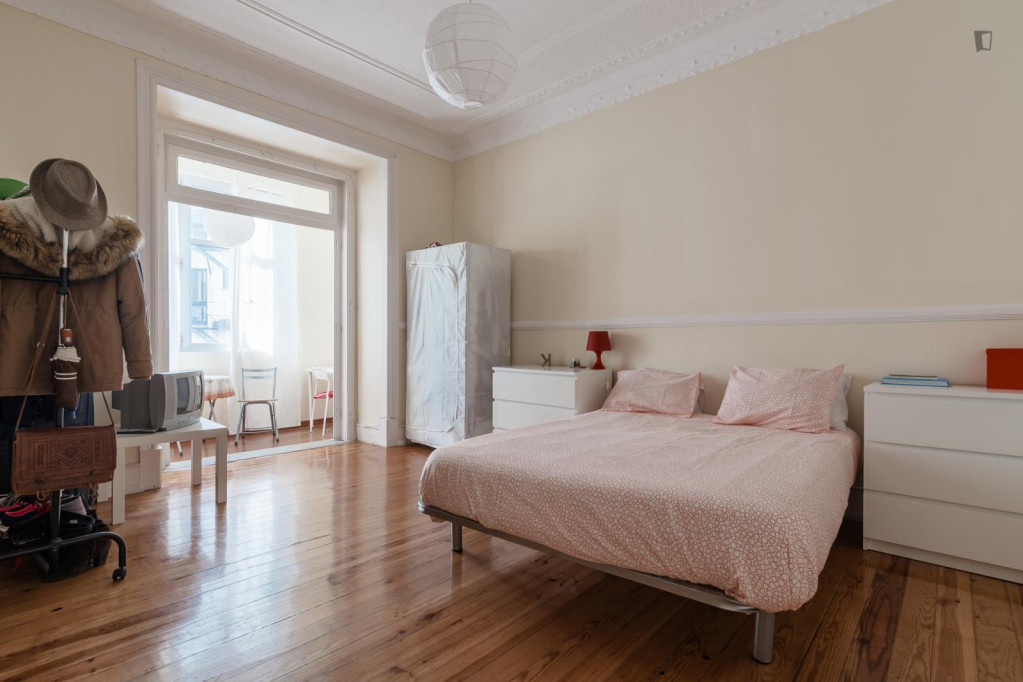 Ensuite double bedroom in 6-bedroom apartment next to IST - Lisbonne - chambre - ImmoJeune