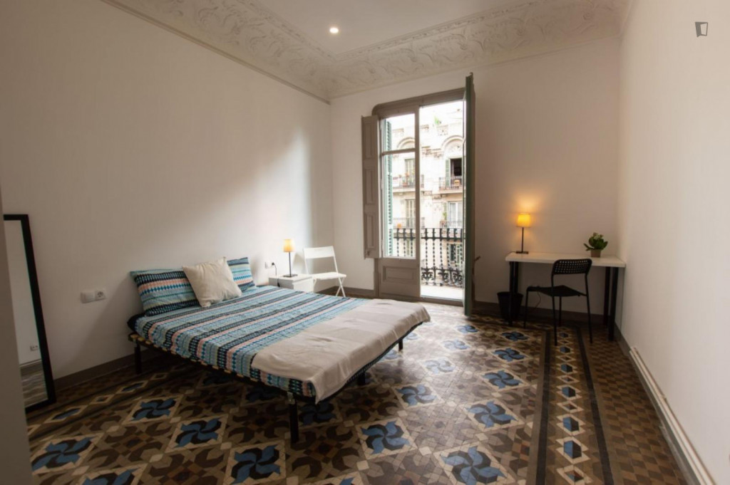Sunny double bedroom with a balcony, near the Passeig de Gràcia metro - Barcelone - chambre - ImmoJeune