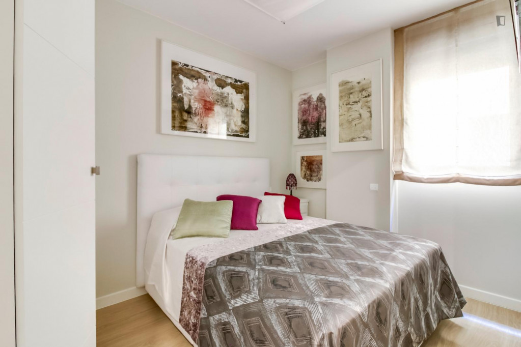Alluring double bedroom in spectacular apartment near the Encants metro - Barcelone - chambre - ImmoJeune