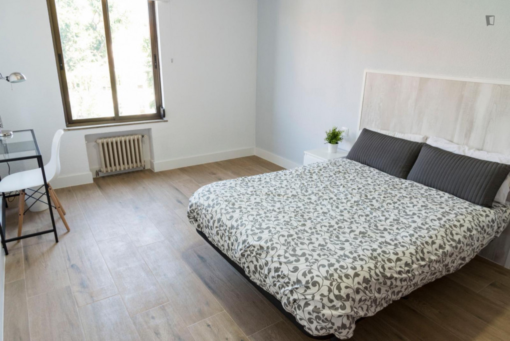 Welcoming double bedroom in riverside Imperial neighbourhood - Madrid - chambre - ImmoJeune