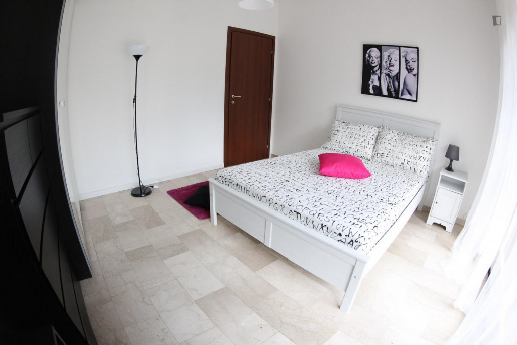 Bright double bedroom close to Inganni metro station - Milan - chambre - ImmoJeune