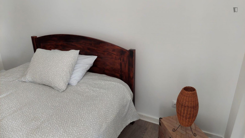 Inviting single bedroom in sunny Carcavelos, close to Nova SBE - Lisbonne - chambre - ImmoJeune