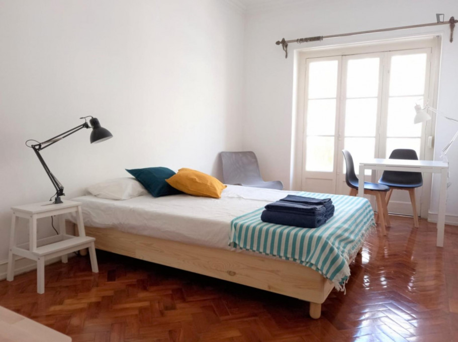 Appealing double bedroom a with balcony, in Arroios - Lisbonne - chambre - ImmoJeune