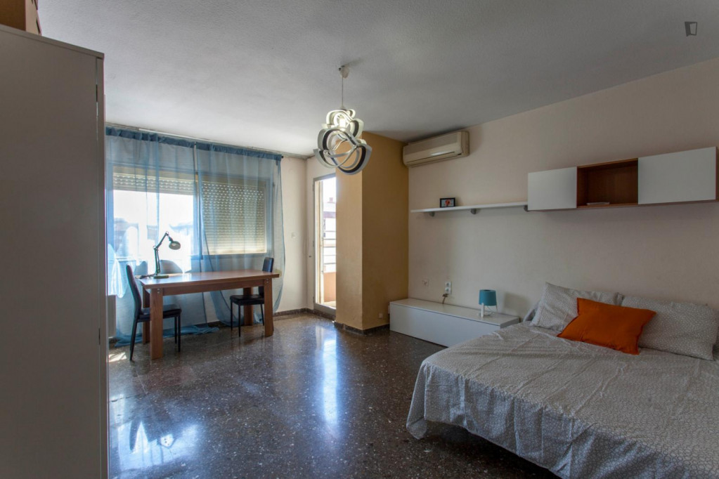 Enjoyable and fresh double bedroom in Campanar - Valence - chambre - ImmoJeune
