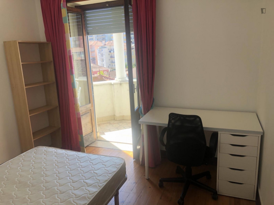 Welcoming single bedroom with a balcony close to Faculdade de Economia da Universidade de Coimbra - Coimbra - chambre - ImmoJeune