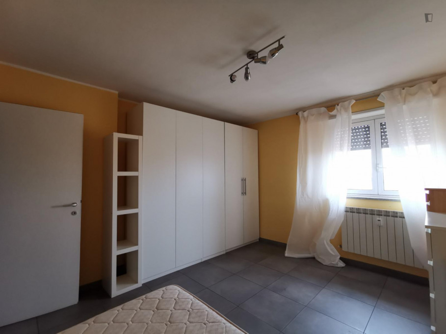 LARGE BEDROOM WITH LARGE BED - Rome - chambre - ImmoJeune