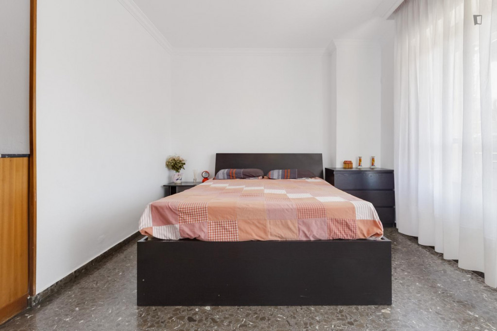 Double bedroom with private balcony in a international student flat, next to UM