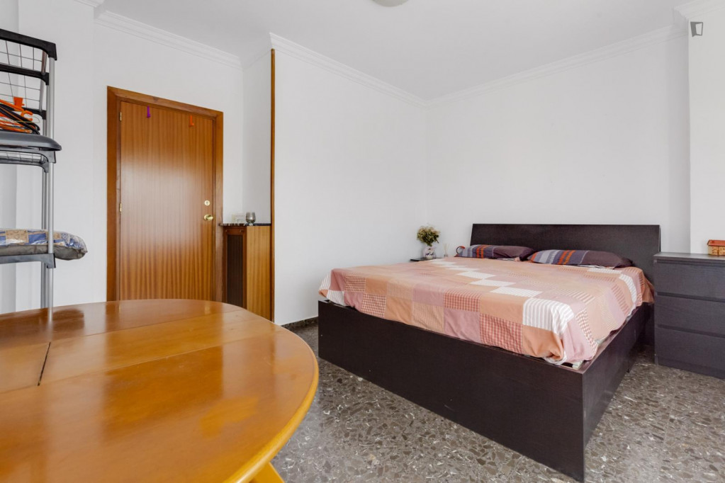 Double bedroom with private balcony in a international student flat, next to UM