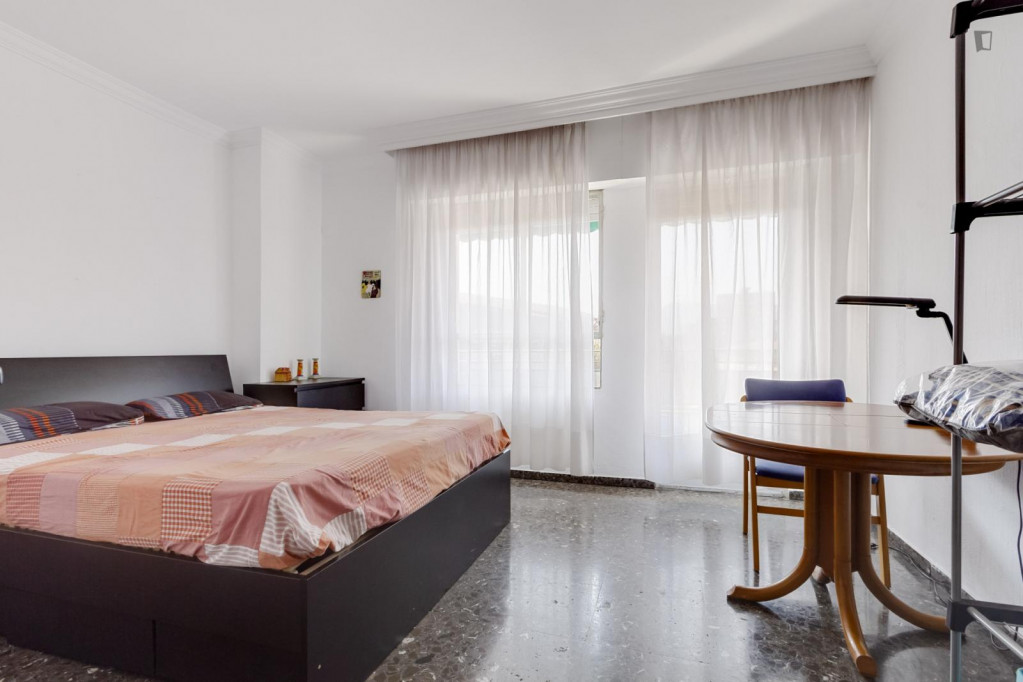 Double bedroom with private balcony in a international student flat, next to UM