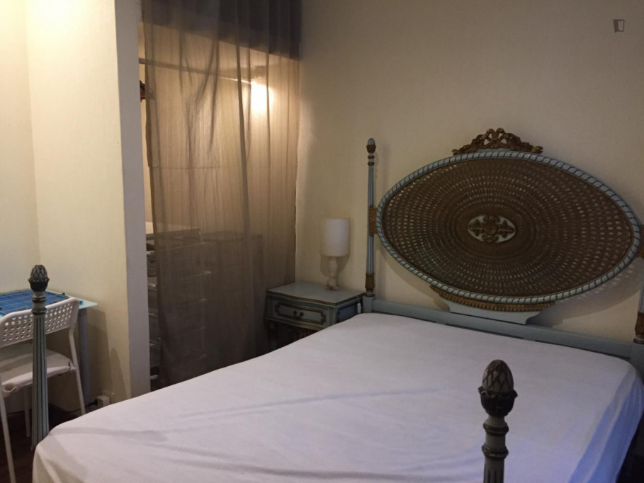 Bedroom with private toilet in 5-bedroom apartment - Porto - chambre - ImmoJeune