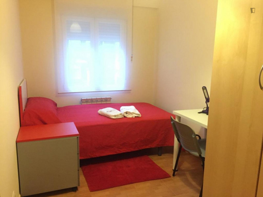 Snug single bedroom in a 5-bedroom flat, in Los Angeles - Madrid - chambre - ImmoJeune