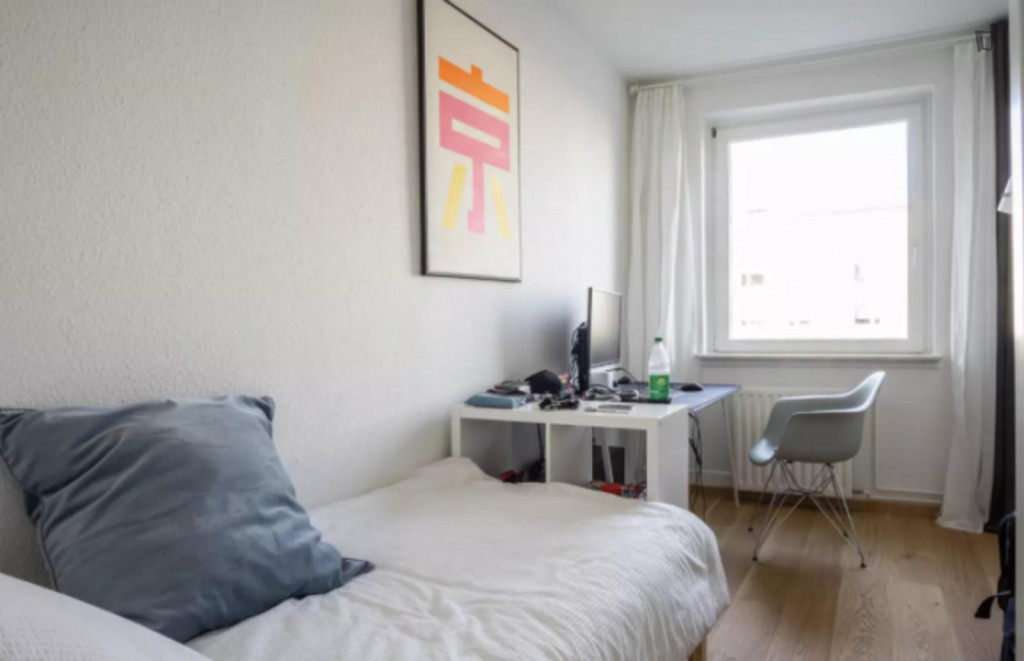 Bright single bedroom in a 4 bedroom apartment in Adlershof - Berlin - chambre - ImmoJeune