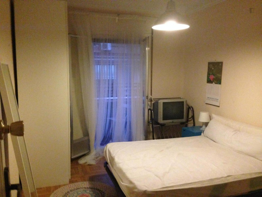 Single bedroom with balcony in residential neighbourhood of Las Acacias - Madrid - chambre - ImmoJeune