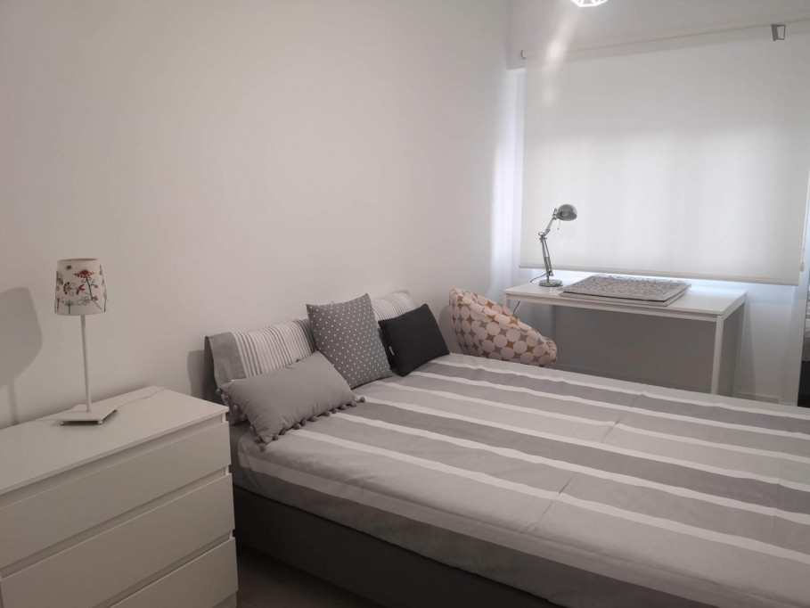 Pleasant double bedroom close to the Amadora Este metro - Lisbonne - chambre - ImmoJeune