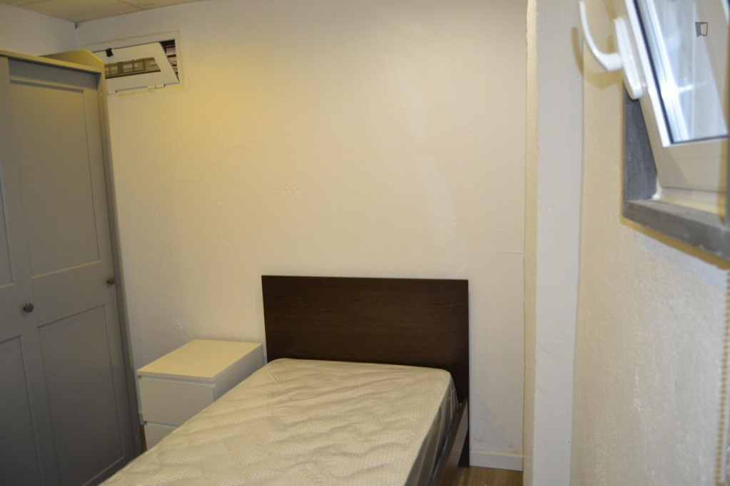 Snug single bedroom in Moscavide - Lisbonne - chambre - ImmoJeune
