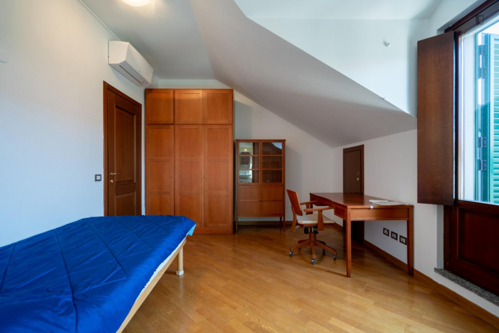 Bedroom in 5 bedrooms apartment - Milan - chambre - ImmoJeune