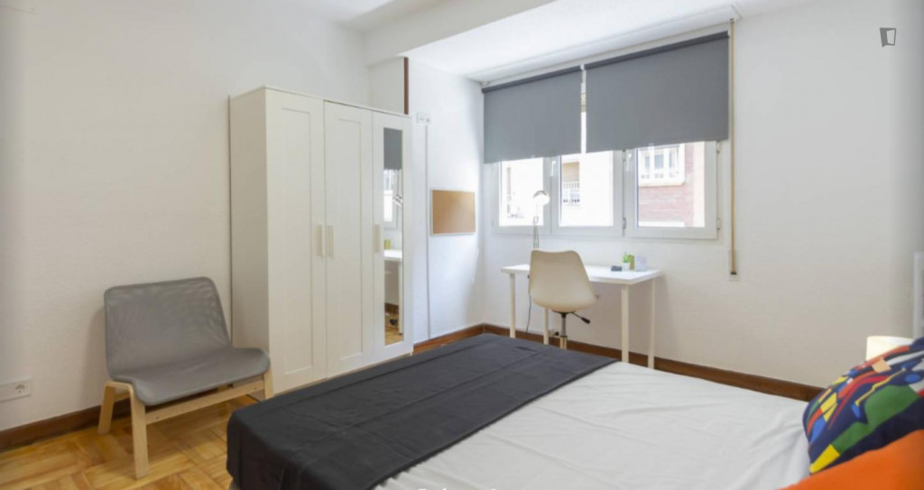 Welcoming double bedroom in a student flat, in the Ibiza neighbourhood - Madrid - chambre - ImmoJeune