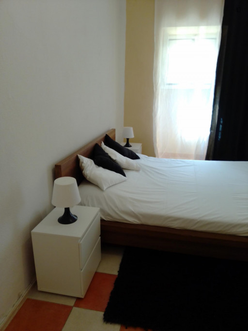 Inviting double bedroom in a 3-bedroom flat, near Universidade Autónoma - Lisbonne - chambre - ImmoJeune