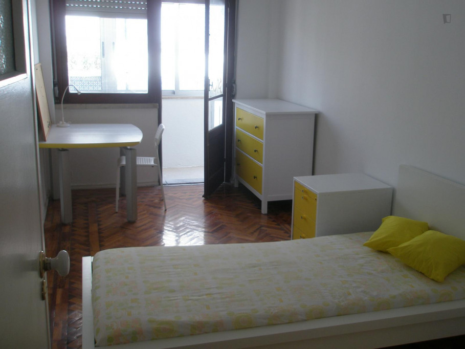 Comfy single bedroom in a flat close to Jardim do Arco Cego - Lisbonne - chambre - ImmoJeune