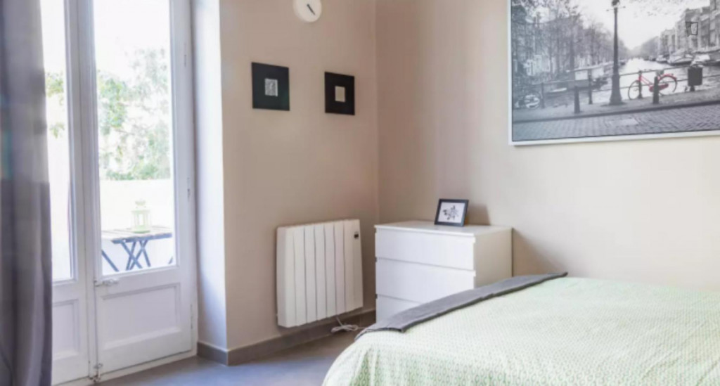 Homely double bedroom with a balcony, in La Gran Vía - Valence - chambre - ImmoJeune