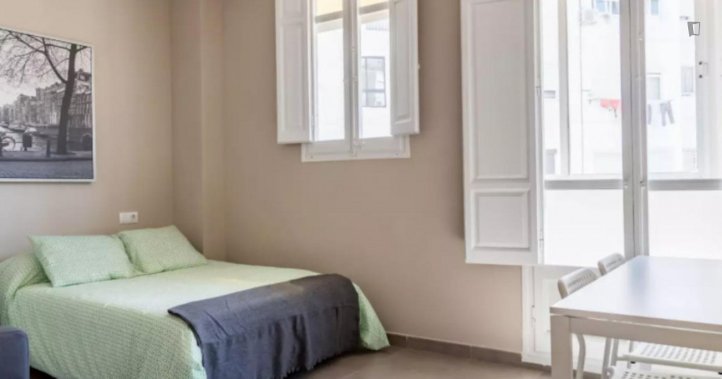 Brilliant double bedroom with a balcony, in La Gran Vía - Valence - chambre - ImmoJeune