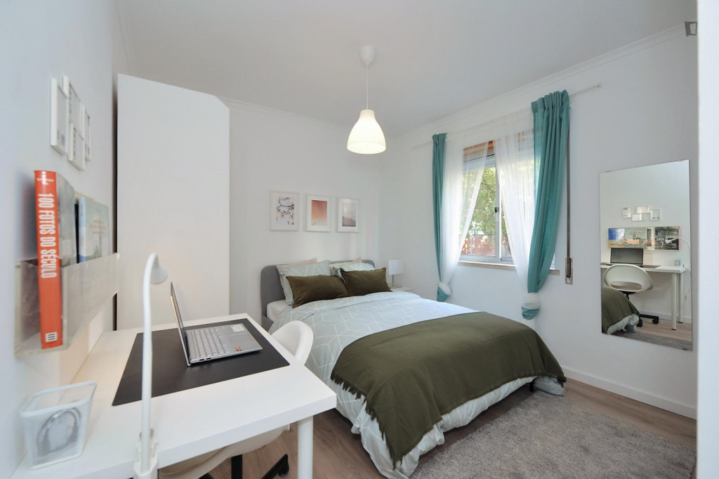 Cozy double bedroom not to far from Instituto Universitário Piaget - Lisbonne - chambre - ImmoJeune
