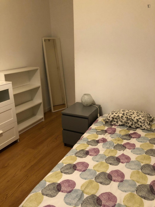 Welcoming double bedroom in São Sebastião - Lisbonne - chambre - ImmoJeune
