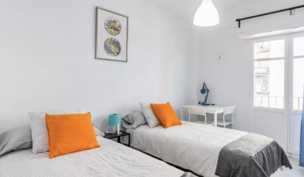 Bright twin bedroom with a balcony, in El Cabanyal - Valence - chambre - ImmoJeune