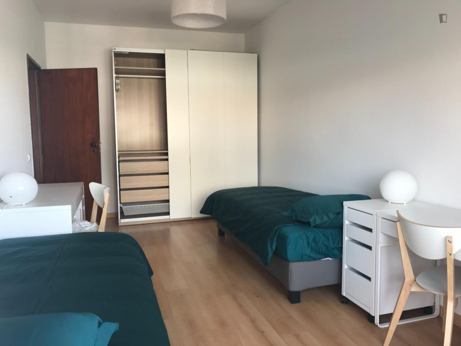 Spacious twin bedroom very close to Olaias metro station - Lisbonne - chambre - ImmoJeune