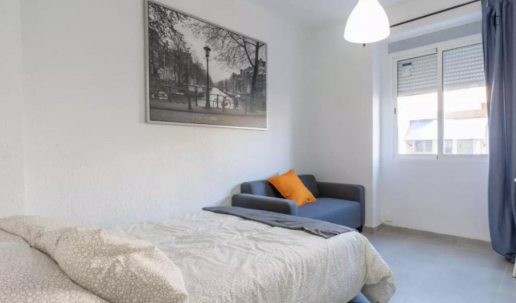 Snug double bedroom in sunny El Cabanyal - Valence - chambre - ImmoJeune