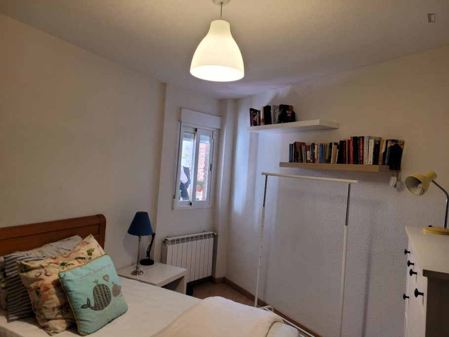 Habitación en piso muy tranquilo en las Rozas, a 5 minutos bus y Renfe - Madrid - chambre - ImmoJeune