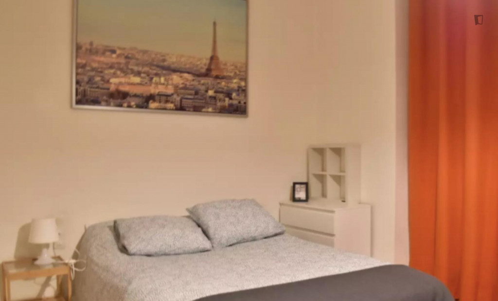 Double bedroom in a 6-bedroom student flat, near the Pl. Espanya metro 