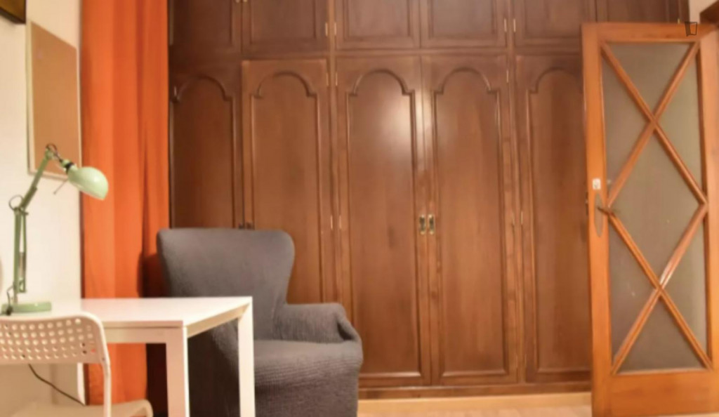 Double bedroom in a 6-bedroom student flat, near the Pl. Espanya metro 