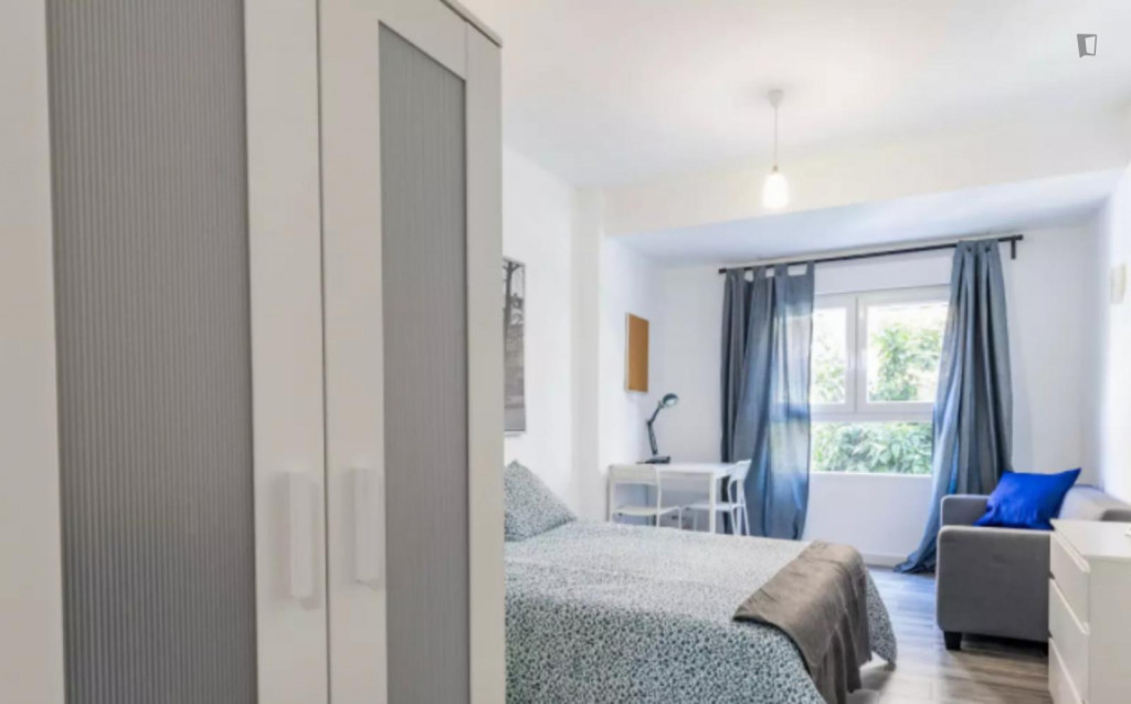 Elegant double bedroom in L'Illa Perduda