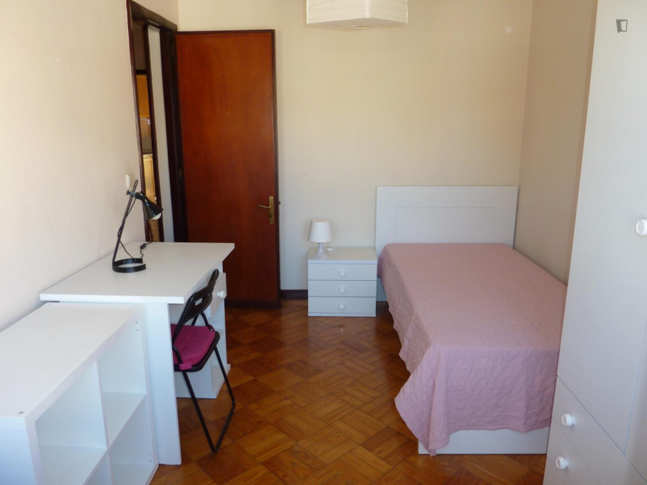 Bright single bedroom near the Faria Guimarães metro - Porto - chambre - ImmoJeune