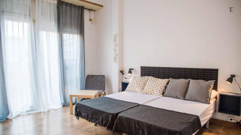 Double bedroom with a balcony, in Russafa - Valence - chambre - ImmoJeune