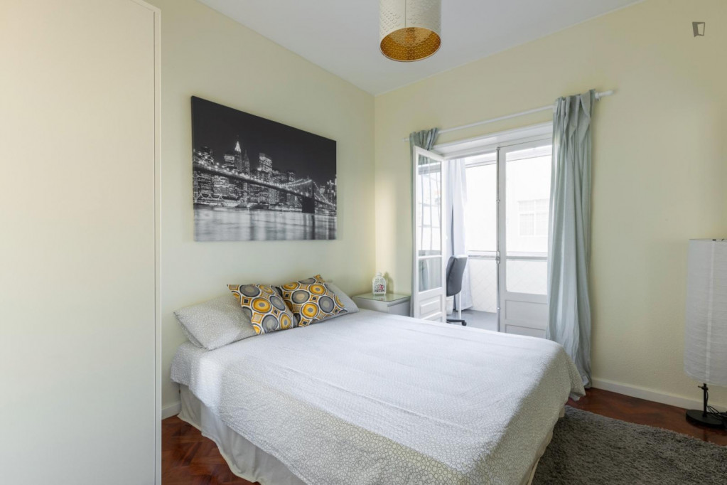 Large modern double bedroom with closed balcony near IST/ Campo Pequeno - Lisbonne - chambre - ImmoJeune