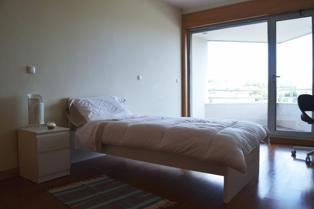 Single bedroom, with balcony, in 4-bedroom apartment - Porto - chambre - ImmoJeune