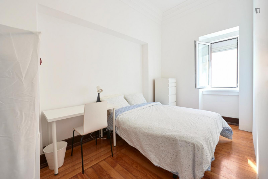 Double bedroom in a student flat, near the Saldanha metro - Lisbonne - chambre - ImmoJeune
