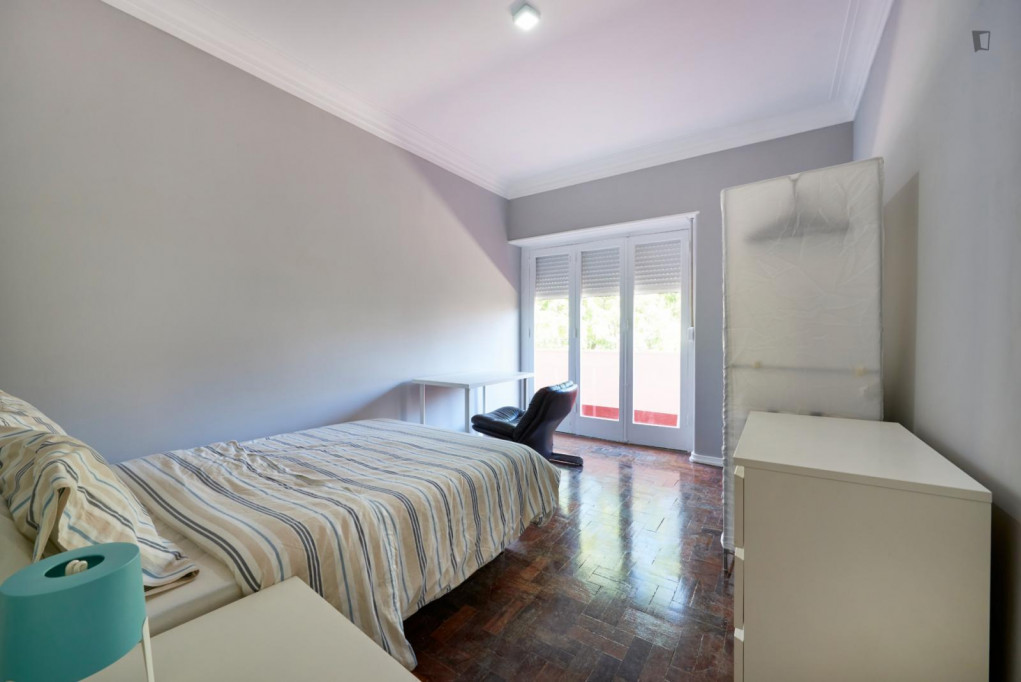 Sublime double bedroom in an 11-bedroom flat, in Entrecampos - Lisbonne - chambre - ImmoJeune