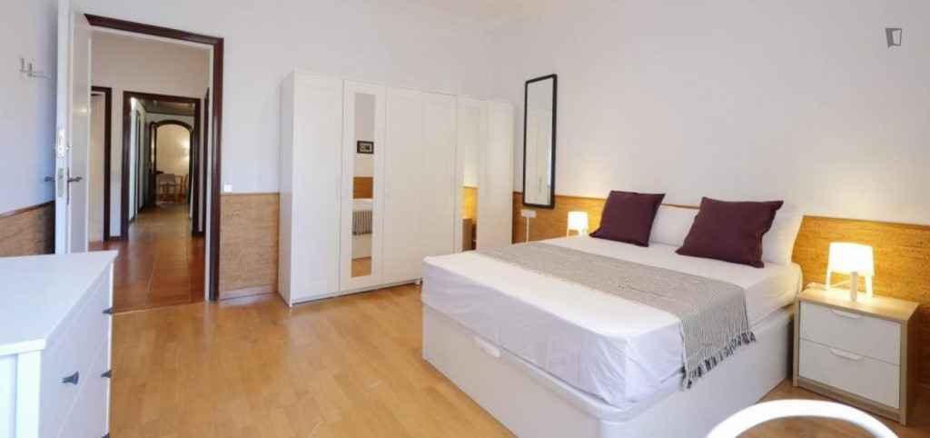 Luminous double bedroom in a student flat, near the Urgell metro - Barcelone - chambre - ImmoJeune